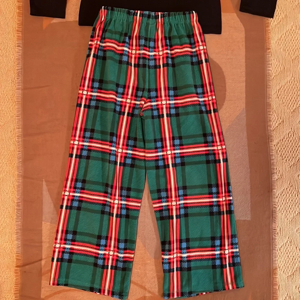 Like new! Oshkosh B’Gosh Christmas Rockin’ Santa /Plaid Boys Pajamas, (M)